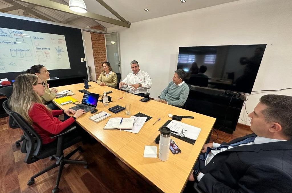 Ministro Villate recibió a representantes de Paracel para explorar posibles acciones conjuntas