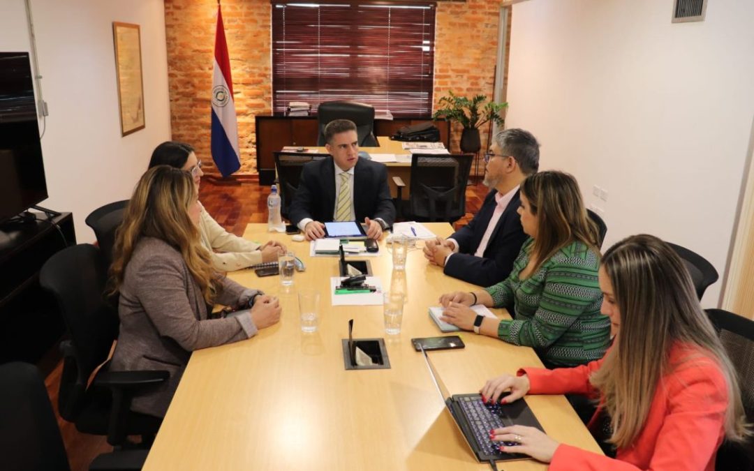 Colaboración entre MITIC y el INS para fortalecer formación del personal de salud