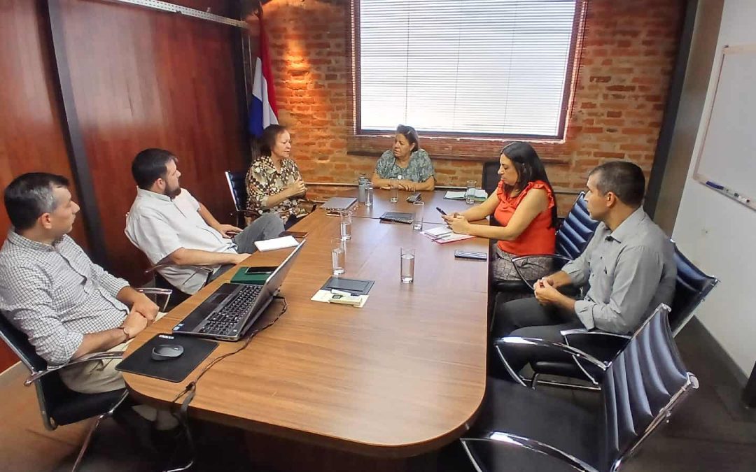 MEC y MITIC abordan la incorporación de tecnología en las escuelas