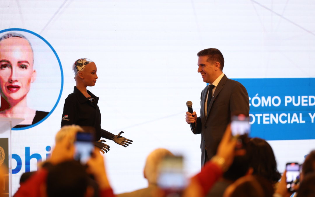 Robot humanoide y ministro Villate dialogan sobre la IA en Paraguay