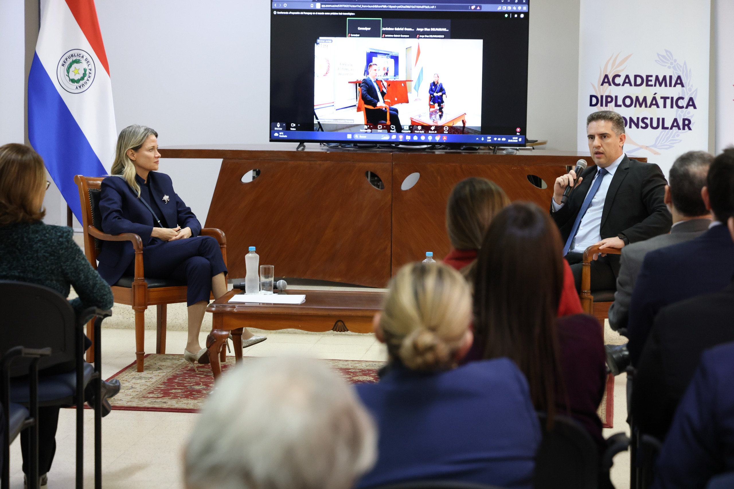 Ministro Villate expone la proyección de Paraguay como hub tecnológico a alumnos de la Academia Diplomática y Consular