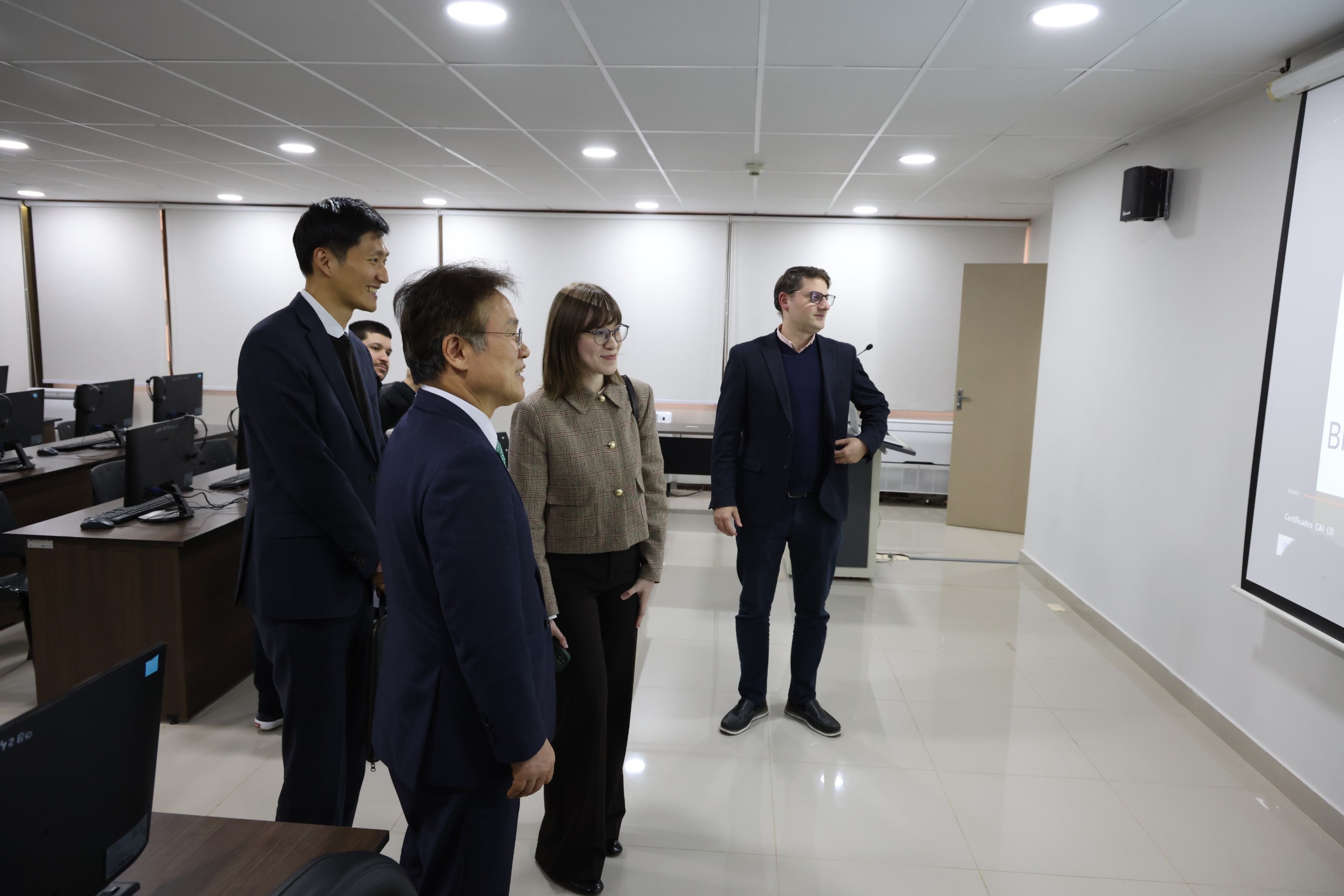 Embajador de Corea y viceministro de Tecnologías visitan el Centro de Acceso a la Información de Asunción